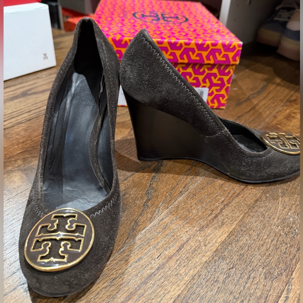 Tory Burch Brown Suede Wedge Pumps Gold Logo Medallion
